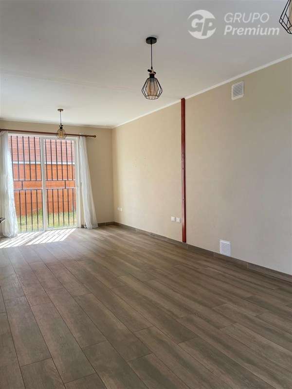 Casa en venta de 2D+2B+est.patio Pocuro Escuadrón en Coronel