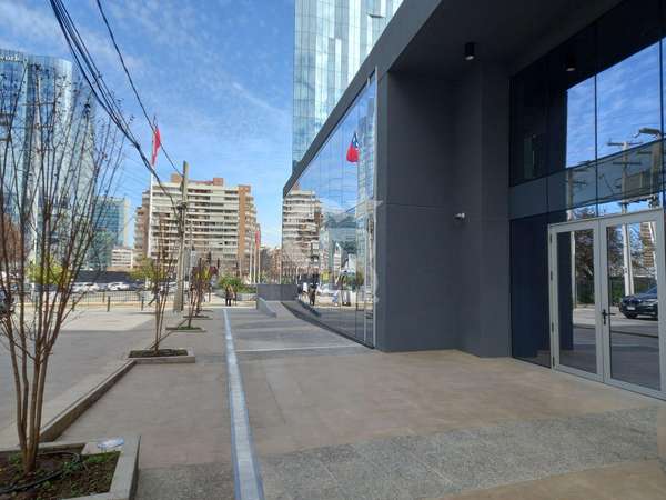 Local en 1er Piso sobre Av. Manquehue con Alonso de Córdova