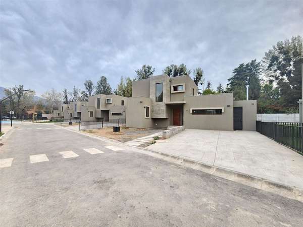 CASA Casa en ARRIENDO Condominio Bosques de Nogales, Machalí