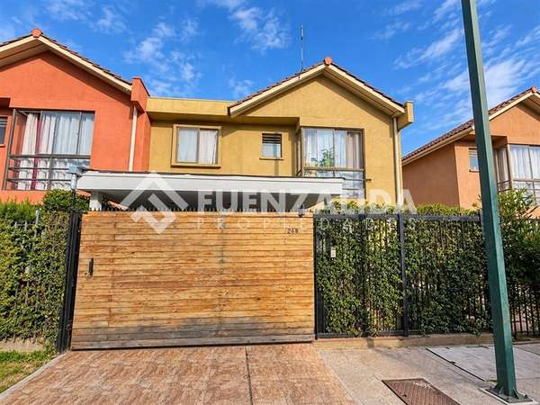 Casa en arriendo de 4 dorm. 3 baños en Maipú, pasaje cerrado