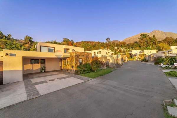Casa en venta, piscina y quincho, la reina