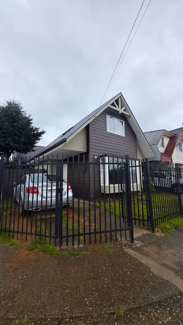 Se arrienda casa de dos pisos ubicada en el sector Parque Krahmer, Valdivia.