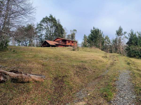 Hermosa Parcela de 7 Hectáreas con Casa y Cabaña — Camino a Lican Ray, Sector Hualapulli, Villarrica