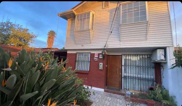 Moderna Casa con Excelente Conectividad (187145)