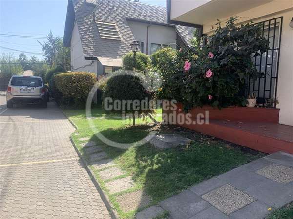 3 pisos. 4 dorm. 3 baños. Antejardin. Vitacura
