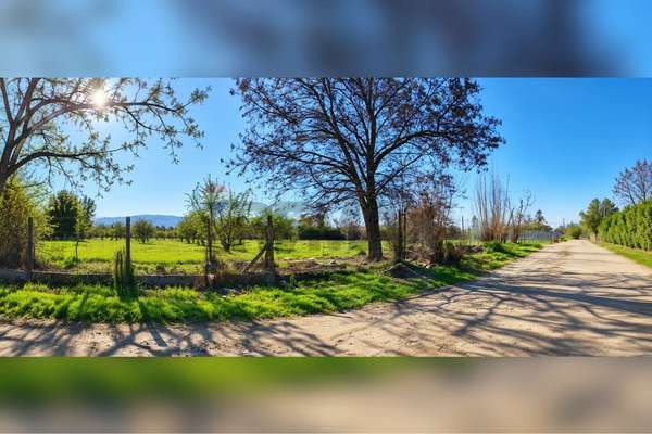 "terreno ideal en pirque: naturaleza y comodidad"