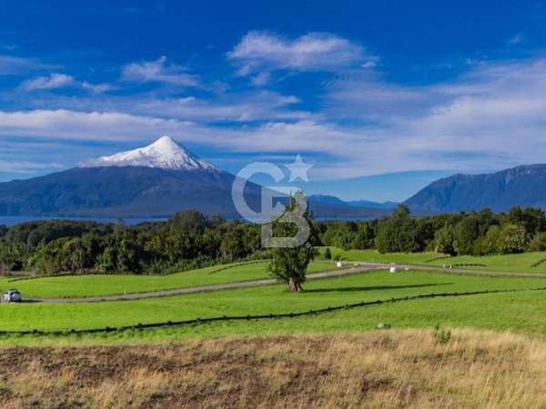 Hermosa vista a volcán Osorno, acceso lago y río