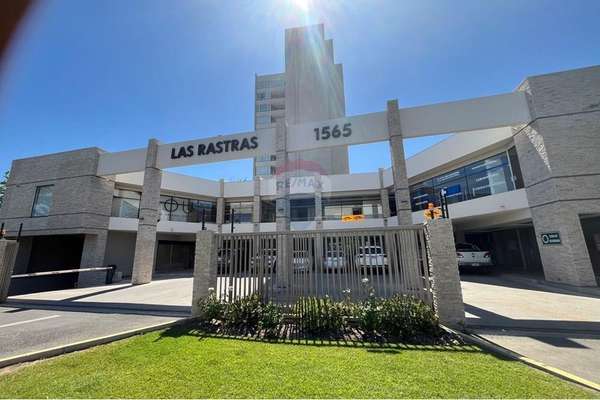 Arriendan 2 locales   en las rastras / 5 norte