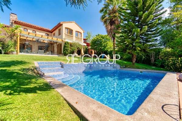Casa en venta de 5 dorm. en Vitacura