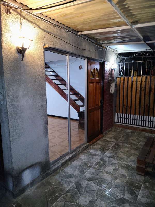 VENTA CASA 2 PISOS, 3D, 1B, 3E,  A PASOS DE GRAN AVENIDA