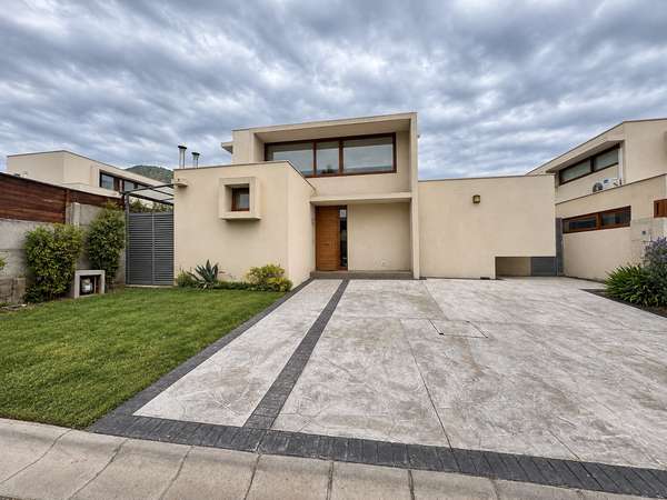 CASA FAMILIAR EN VENTA EN EXCLUSIVO SECTOR DE CHAMISERO