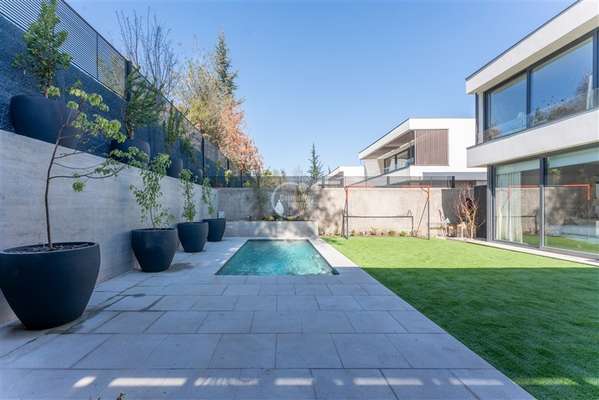 Casa en arriendo de 4 dorm. en Las Condes
