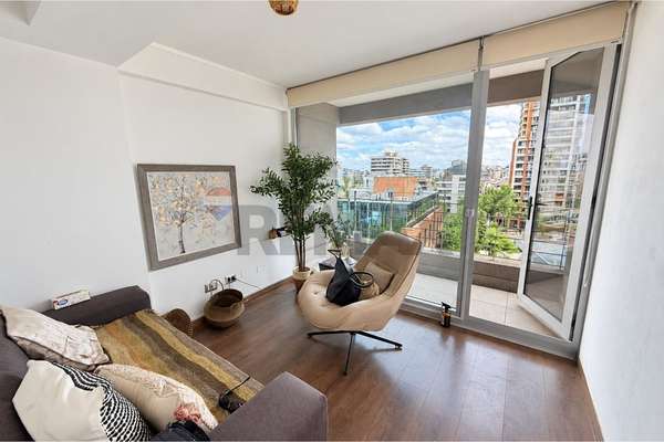 Oficina con terraza en venta. metro m. montt.