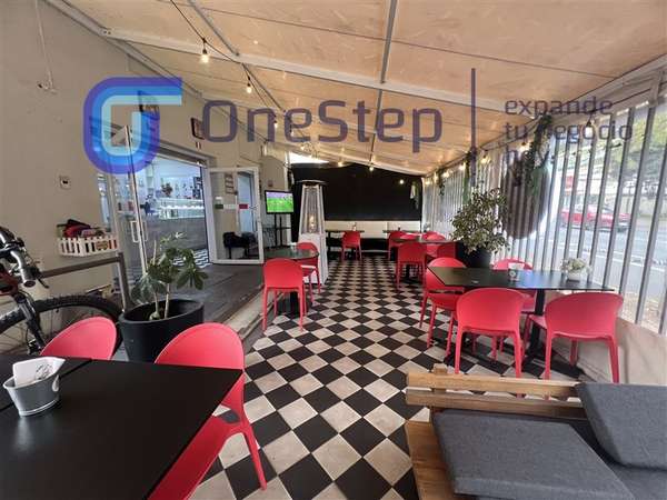 Derecho llaves Cafetería de Esquina con Doble Terraza Taller