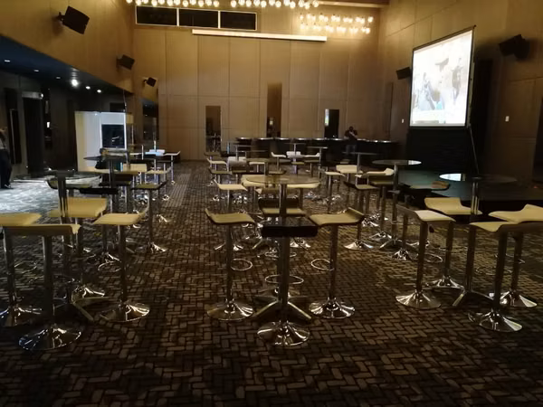 ALQUILER SILLAS MESAS BAR MOBILIARIO
