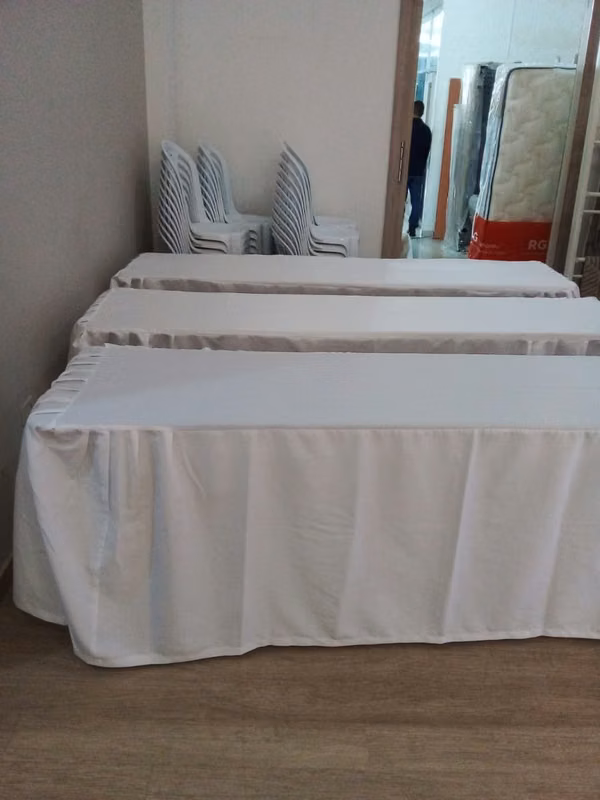 ALQUILER DE MESONES Y SILLAS PLASTICAS