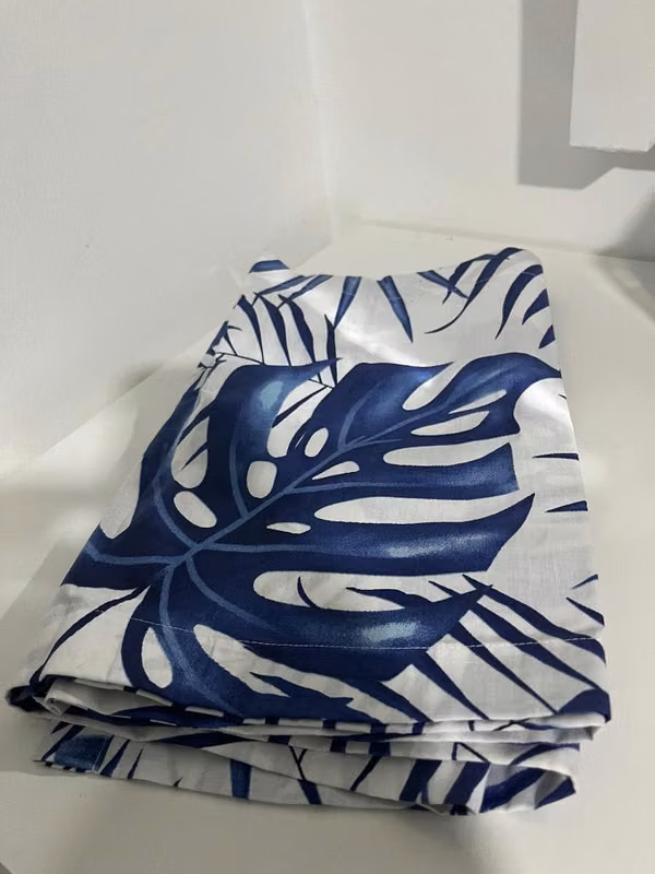 Camino de Mesa Blanco con Estampado de Hojas Azules
