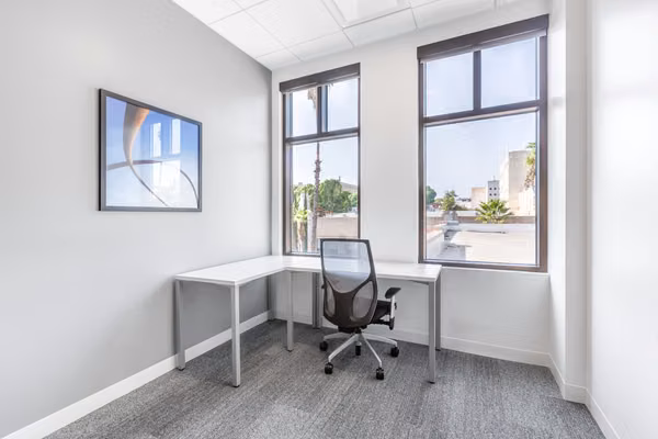 Alquiler de oficinas bellamente diseñadas para 1 persona en Bogota, Colina Campestre