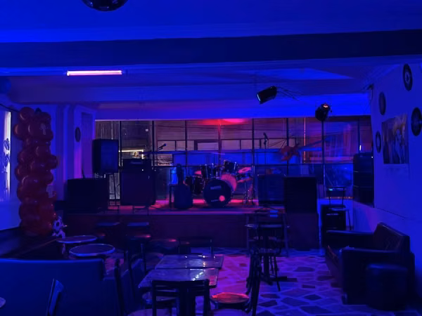 Bar de rock y salon de eventos totalmente equipado VALOR NEGOCIABLES, ESCUCHO OFERTAS