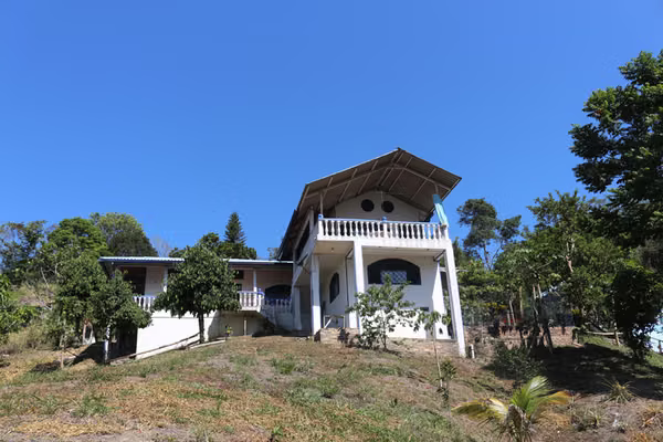 Family farm with swimming pool, fruit trees, warm climate