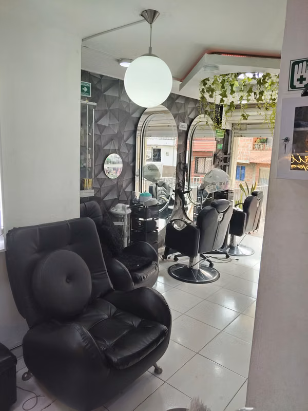 Selling beauty room, excellent shopping area