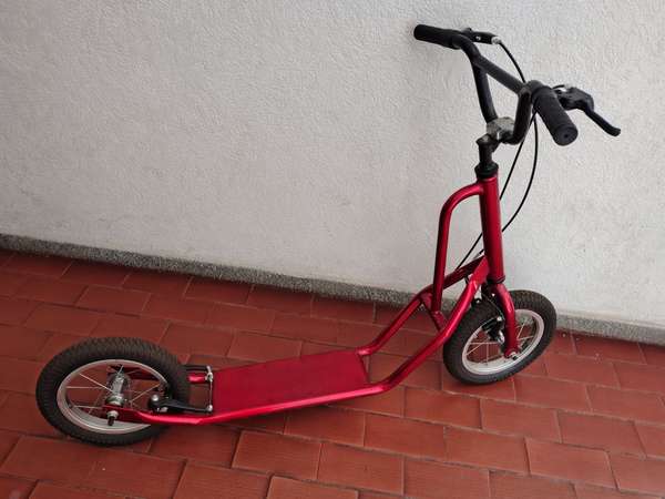 Scooter patineta roja con llantas de aire y frenos de mano · Cali