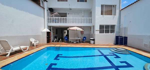 Casa con piscina en el centro de Melgar | 7 habitaciones, capacidad para 35 personas e ideal para inversión turística