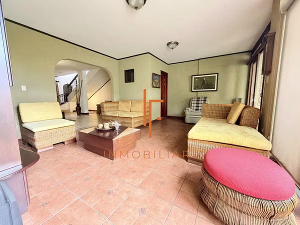 Venta de Casa en Residencial,  Ayarco a 4 min Walmart Curridabat