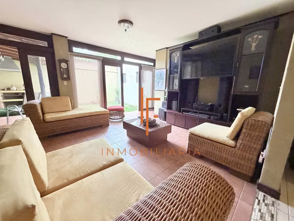 Venta de Casa en Residencial,  Ayarco a 4 min Walmart Curridabat