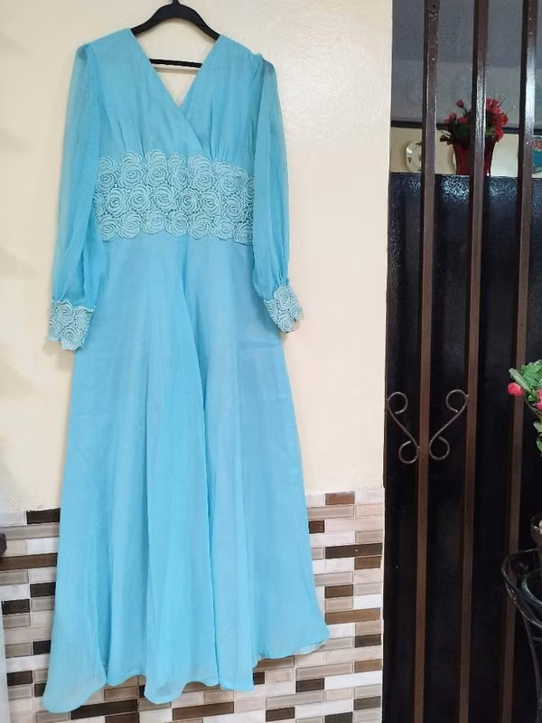 He's just getting into CENTRE. BENDITIONS. Party dress turquoise, Size S