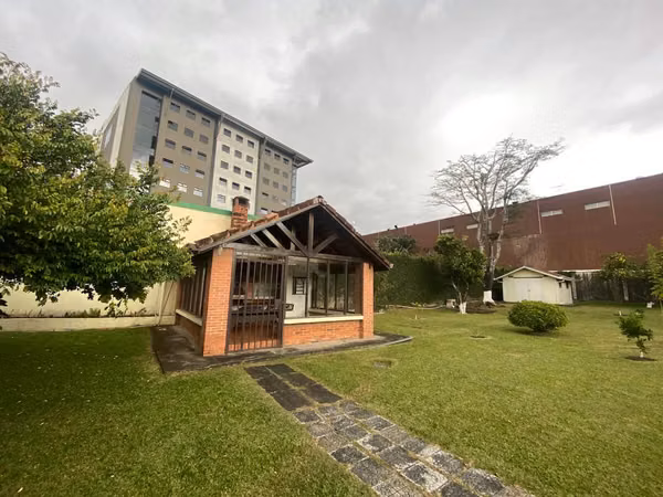 Property in Curridabat that adjoins Momentum Pinares parking (AD)