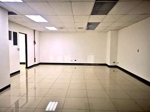 Oficina en Alquiler en San Rafael de Escazú | 72 m² | 2 Parqueos | Primer Nivel
