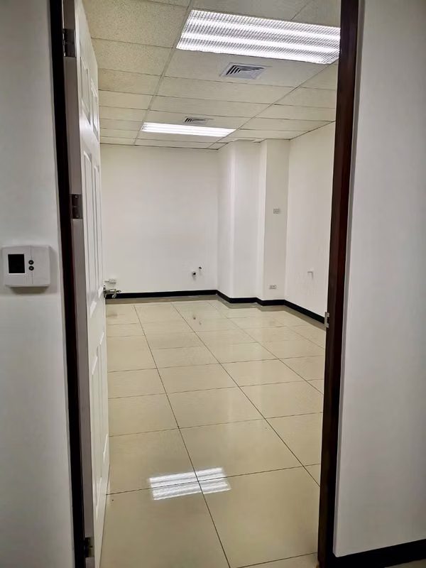 Oficina en Alquiler en San Rafael de Escazú | 72 m² | 2 Parqueos | Primer Nivel