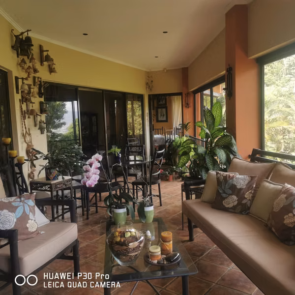 ESCAZU  con vista Casa independiente + apartamento