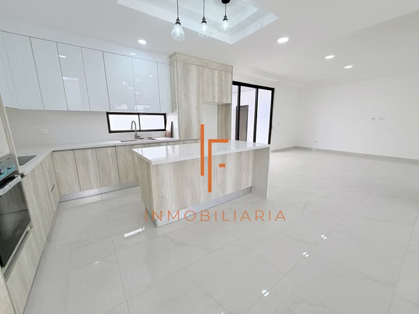 Casa de 3 Niveles con Vistas y 4 Habitaciones en Condominio,  Curridabat