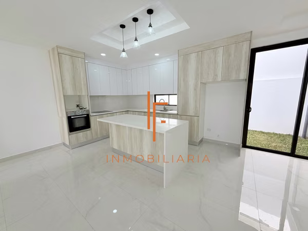 Casa de 3 Niveles con Vistas y 4 Habitaciones en Condominio,  Curridabat