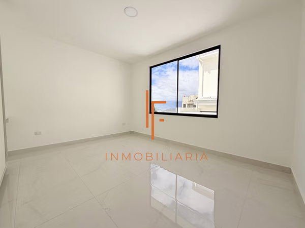 Casa de 3 Niveles con Vistas y 4 Habitaciones en Condominio,  Curridabat