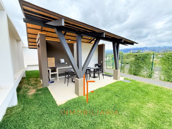 Casa de 3 Niveles con Vistas y 4 Habitaciones en Condominio,  Curridabat