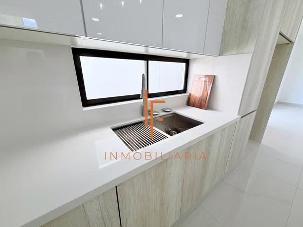 Casa de 3 Niveles con Vistas y 4 Habitaciones en Condominio,  Curridabat