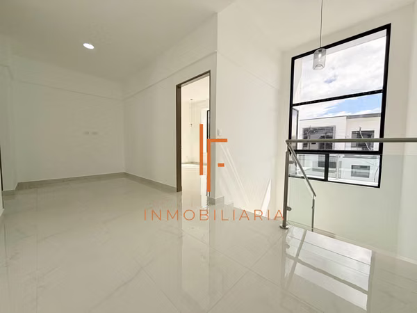 Casa de 3 Niveles con Vistas y 4 Habitaciones en Condominio,  Curridabat