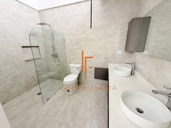 Casa de 3 Niveles con Vistas y 4 Habitaciones en Condominio,  Curridabat