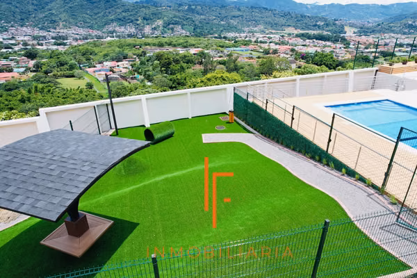 Casa de 3 Niveles con Vistas y 4 Habitaciones en Condominio,  Curridabat