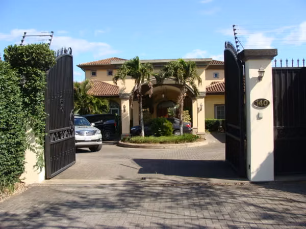 Casa en residencial a la venta en Santa Ana