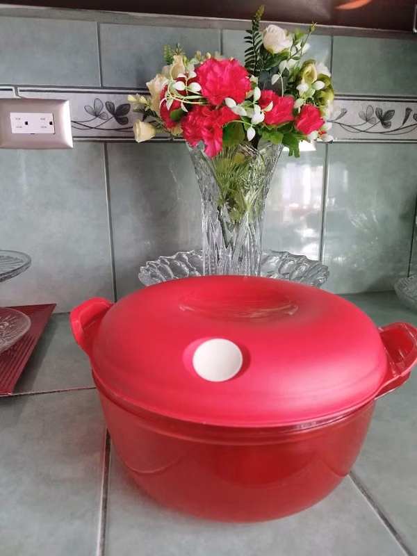 Olla grande roja Topperware para Microondas