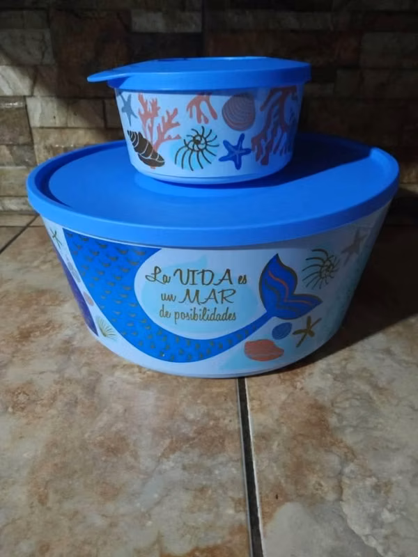 Servilletero y dos tazas plásticas