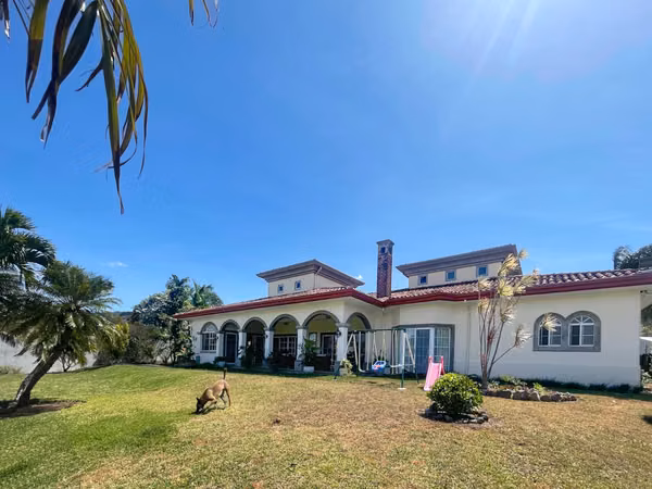 Se vende casa de lujo de una planta, Urb. La Caraña, Santa Ana (AD).