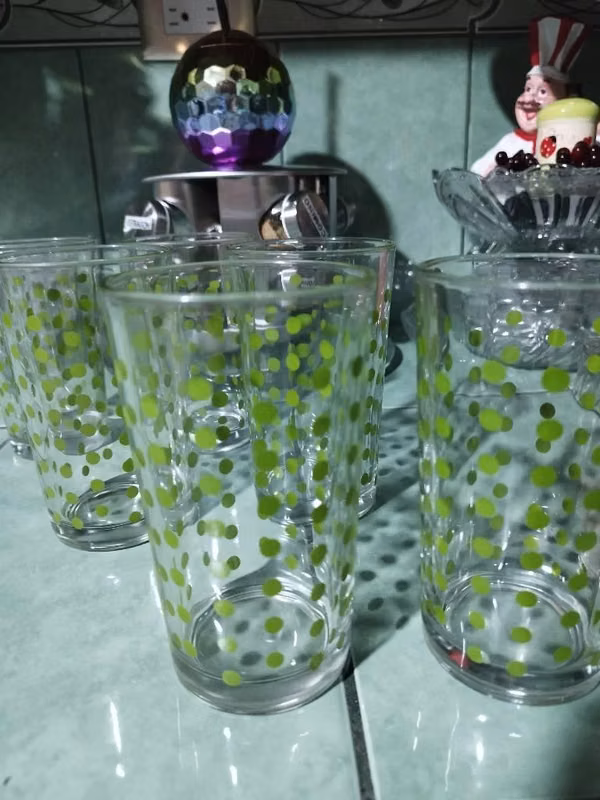 Juego de vasos de puntos verdes