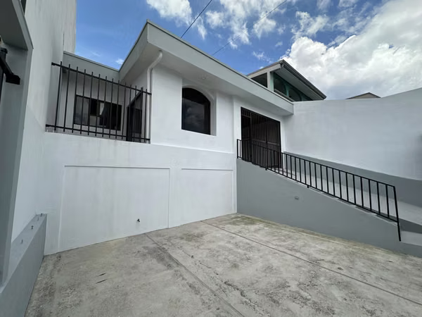Casa en venta, frente a calle publica. Por el hospital de Heredia.