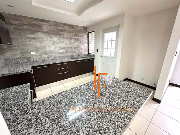 Venta de Casa en Condominio con Amenidades, cerca de Curridabat