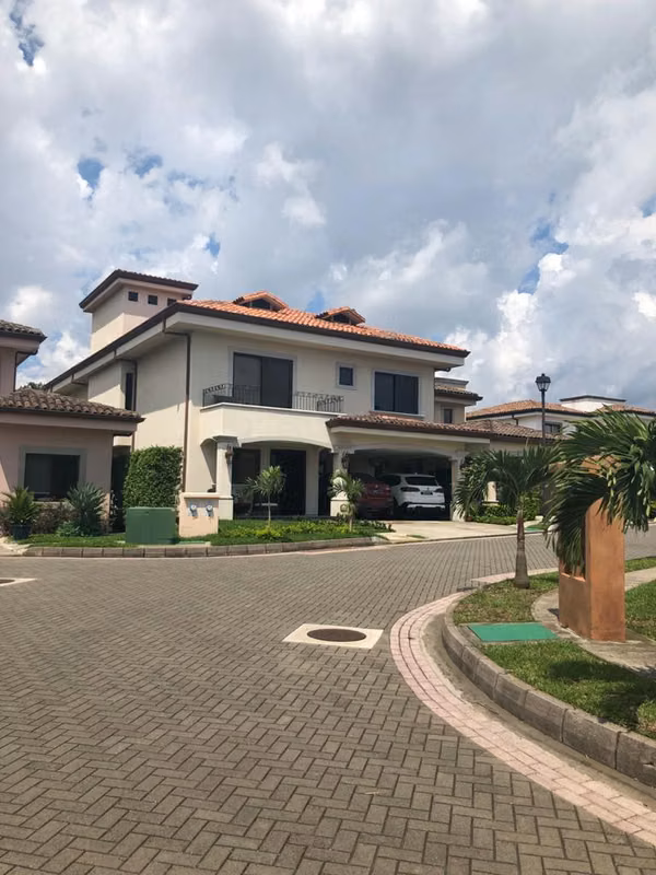 Beautiful and Spacious House located in Exclusive Condominium, Belén.